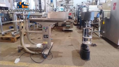 Envasadora com 2 bicos para l�quidos e rosqueadora de tampas pilfer