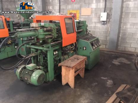 Injetora de pl�stico Semeraro