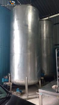 Tanque em inox isolado para 7.500 L com agitao