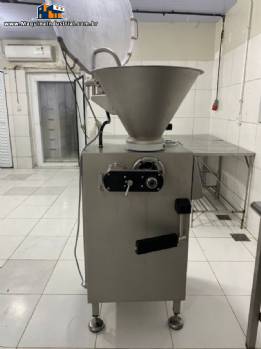 Embutideira cont�nua � v�cuo em inox 2000 kg / h para lingui�as espetinho Vemag